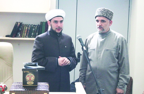 На фото слева направо: председатель ДУМ Сахалинской области Джамаль-хазрат Гарифуллин и помощник Муфтия РД Мухаммад Мухаммадов в Джума-мечети г. Южно-Сахалинска