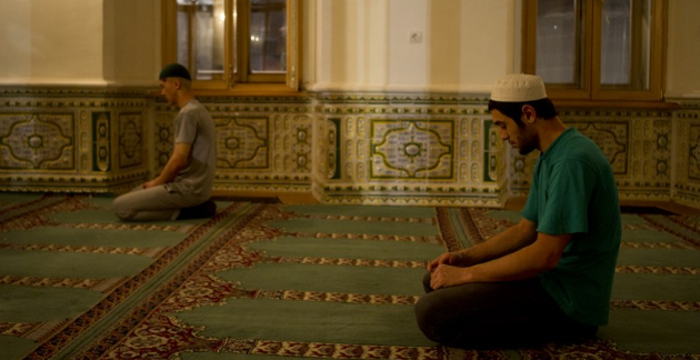 Намаз джамаатом имам. Намаз в мечети. Братья в мечети. Утренний намаз в мечети. Утренняя молитва в мечети.