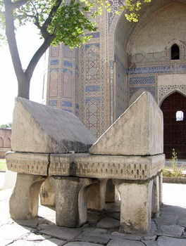 Подставка для Корана Османа. Мечеть «Биби Ханум», Самарканд, Узбекистан. Начало XV века